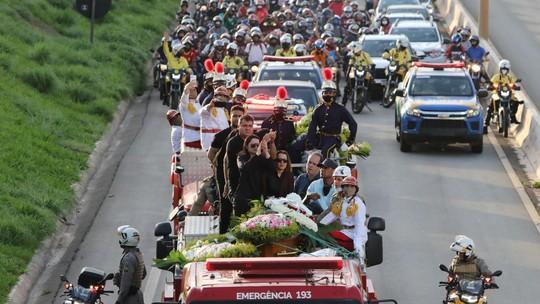 Corpo de Marília Mendonça é enterrado em cemitério após ser seguido por multidão, em Goiânia.