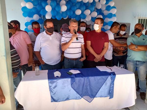 Deputado Charles Fernandes entrega ambulância no distrito de Canabrava em Malhada, fruto de sua emenda parlamentar, ao lado do prefeito Dr. Gimmy.
