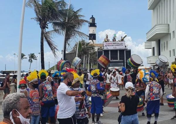 Grupo protesta no Farol da Barra cobrando a realização do Carnaval em 2022.