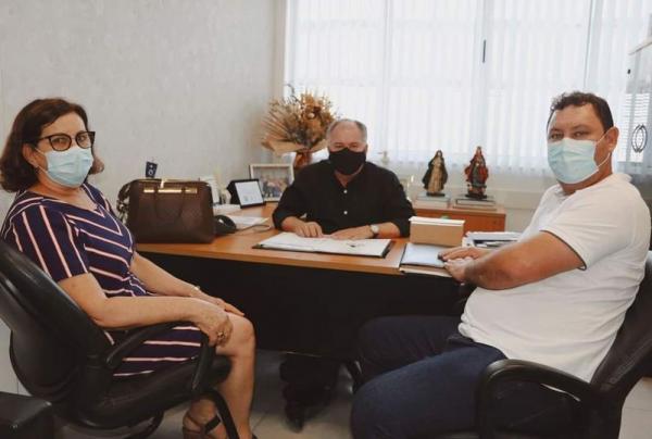 No gabinete de Ivana, Olga recebe informações sobre andamento dos pleitos do município.