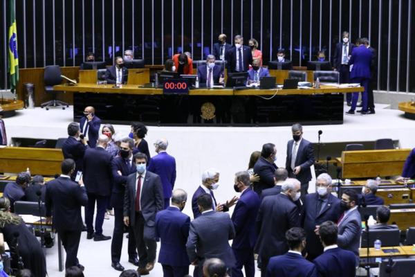 Por 312 votos a 144, Câmara aprova em primeiro turno texto-base da PEC dos Precatórios.