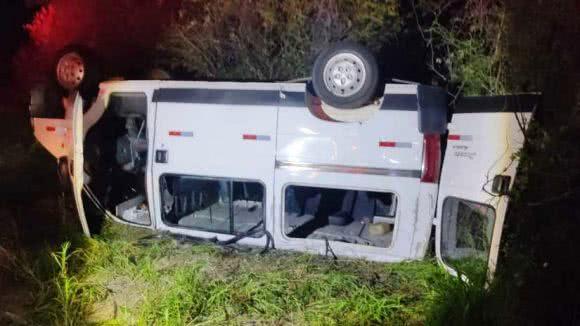 Van capota na BR 030 e deixa várias pessoas feridas.