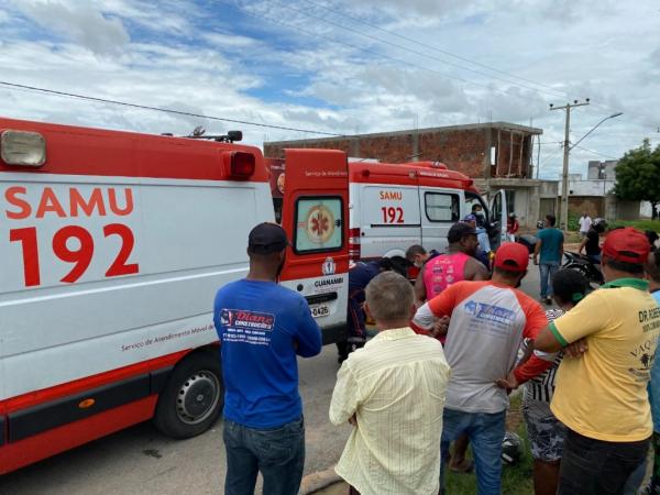 Dois estudantes ficaram feridos após colisão de motocicleta contra cavalo em avenida de Guanambi.