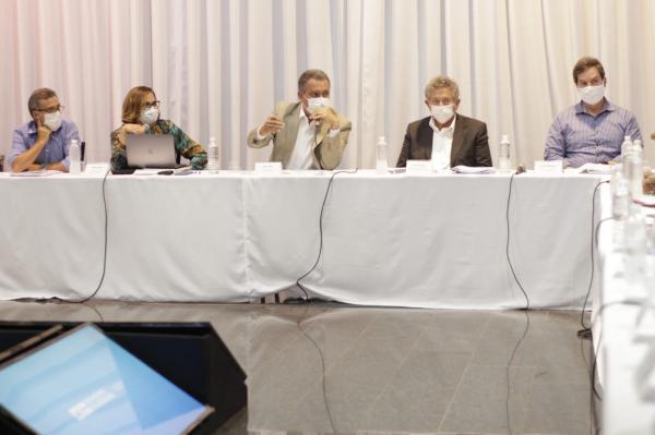 Governador reúne prefeitos e discute eficiência na gestão das policlínicas regionais.