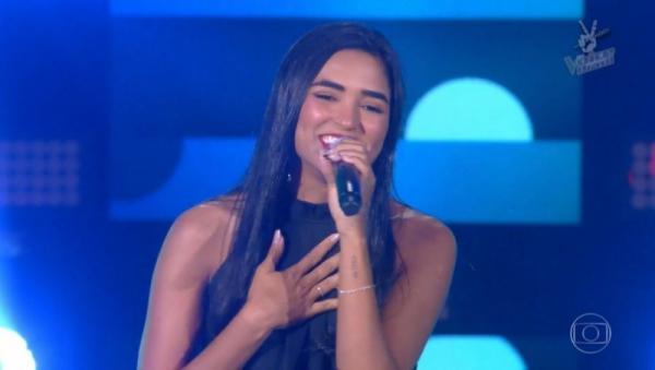 Guanambiense Dielle Anjos vence batalha e avança em mais uma fase do The Voice Brasil.