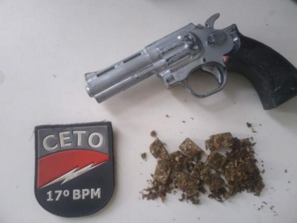 Homem é preso com drogas e simulacro de arma de fogo em Guanambi.