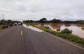 Lagoa transborda e água passa por cima da BA-161 em Serra do Ramalho.