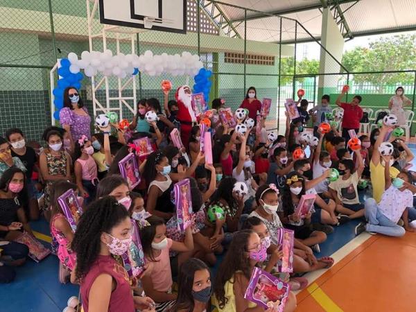 Papai Noel visitou escolas de matina e levou alegria para criançada.
