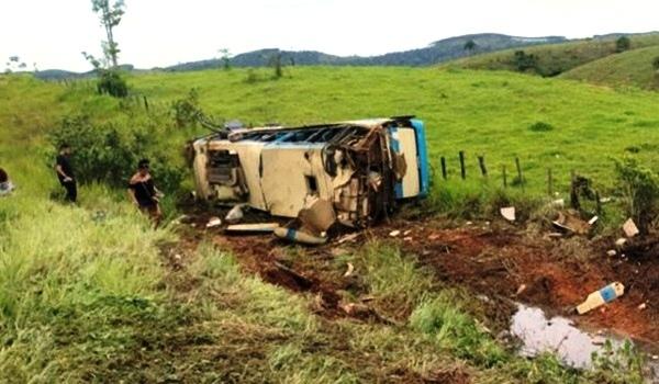 Ônibus da Novo Horizonte tomba na BA-680 no Sul da Bahia.