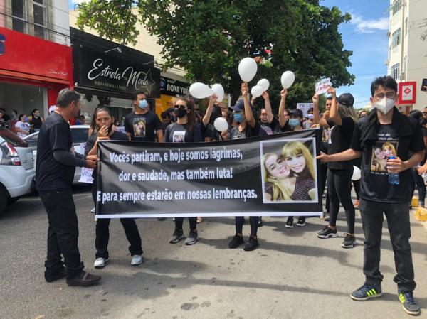 Passeata cobra justiça pela morte de mãe e filha e implantação de delegacia da mulher em Guanambi.