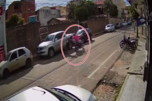 Assaltante de moto derrubou idosa e roubou bolsa no Centro de Guanambi.