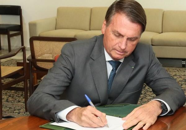 Bolsonaro sanciona lei que prorroga desoneração na folha de pagamento.