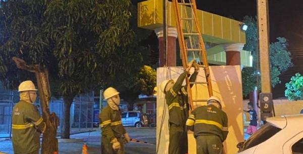 Duas pessoas foram conduzidas à delegacia em Guanambi ao serem flagradas furtando energia elétrica.