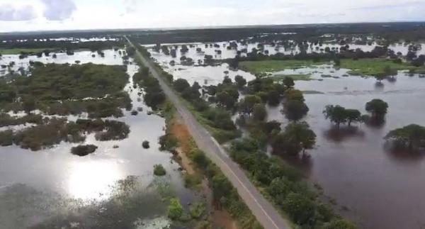 Imagens feitas por drone mostram Malhada cercada por rios e lagoas.
