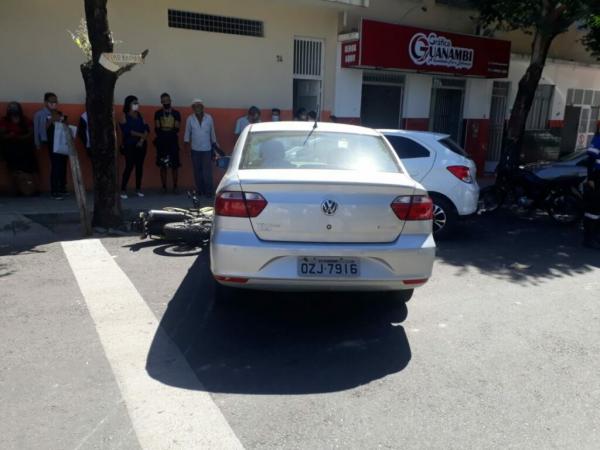 Motorista perde controle de direção e colide contra moto e carro em Guanambi.