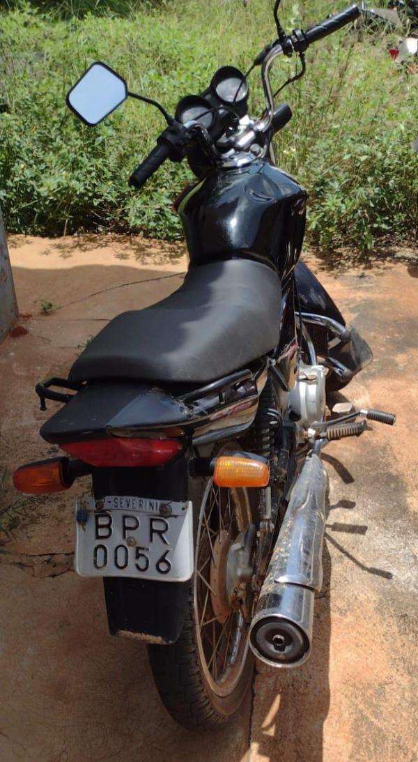 Polícia Militar recupera moto roubada em Caculé.