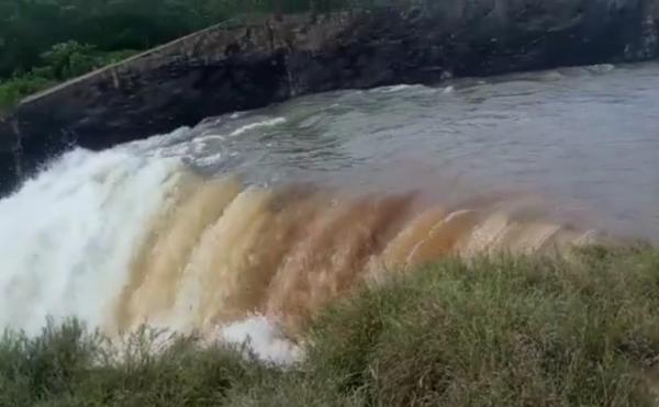Vazão da barragem de Ceraíma aumenta com chegada de águas das cabeceiras, Poço do Magro deve sangrar nas próximas horas.
