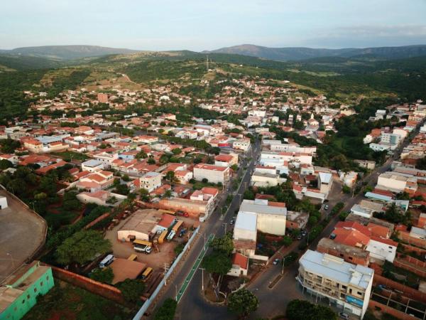 Homem é preso e adolescente apreendido após assalto em Urandi.