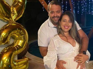 Chefe de gabinete do prefeito mata esposa grávida e alega tiro acidental.