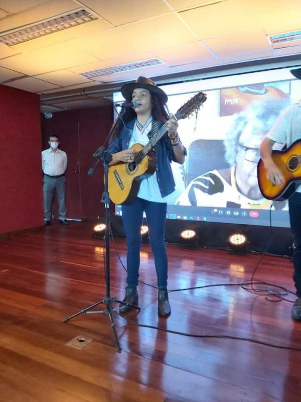Pindaí: Cantora Sofia Leão participa da abertura do ano letivo da rede estadual em Salvador após convite do Governador Rui Costa.