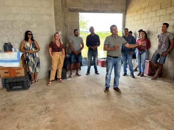 Deputado Charles Fernandes cumpre agenda em Tanhaçu e entrega trator agrícola ao lado da deputada Ivana Bastos.