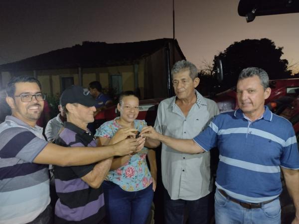 Deputado Charles Fernandes entrega ambulância e trator agrícola para Feira da Mata.