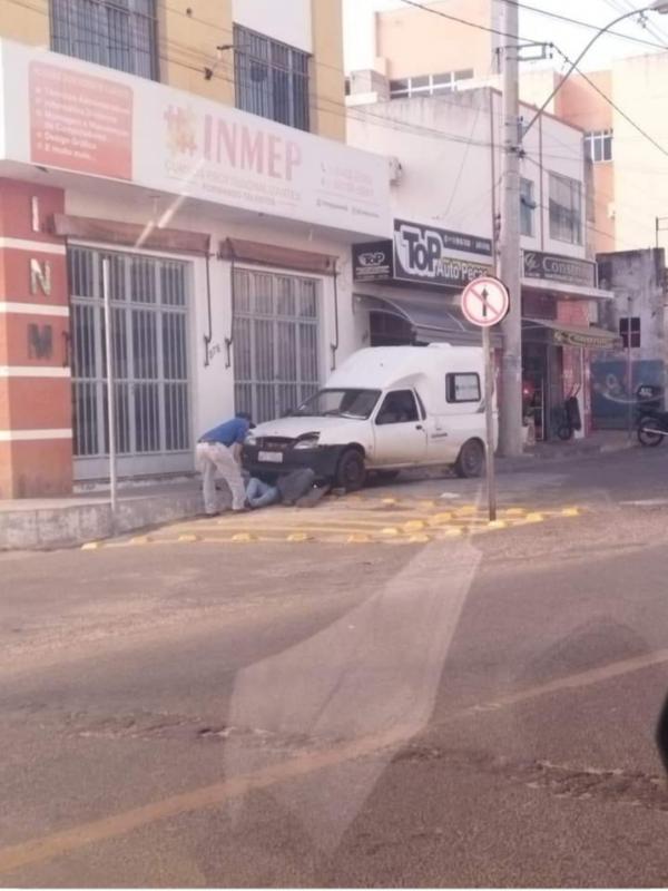 GUANAMBI: Ambulância da Prefeitura quebra no centro da cidade e é "socorrida" por populares.