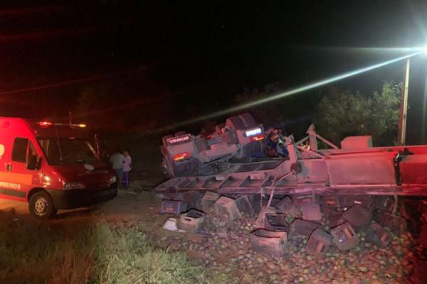 Motorista fica ferido após carreta capotar na BR-030 entre Brumado e Caetité.