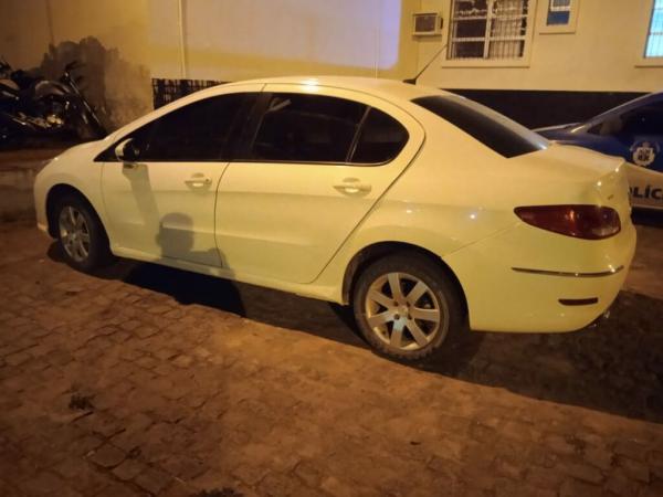 Polícia Militar apreende carro clonado em Candiba.