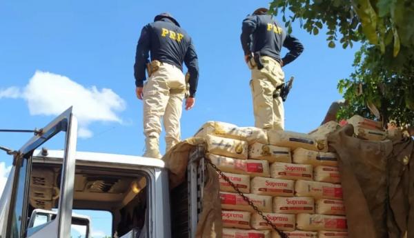 PRF apreende caminhão com 25 toneladas de farinha de trigo na BR-030 em Guanambi.