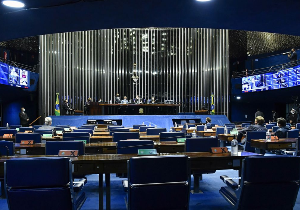 Senado aprova texto que prevê pagamento de professores com dinheiro de precatórios.