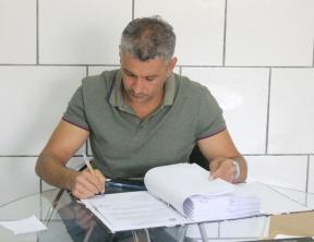 EDUCAÇÃO: Prefeito em exercício Arnaldo Azevedo assina contrato para conclusão da creche de Mutans; obra se arrastava há 10 anos.
