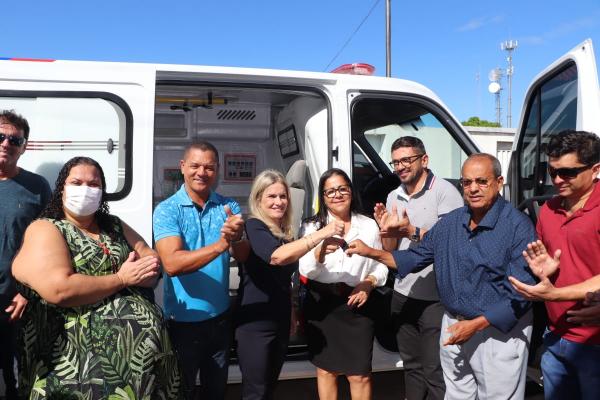 Iuiu em alta: Ivana entrega ambulância e visita obras da estrada de Pindorama.