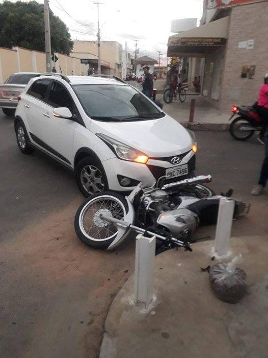 Motociclista fica ferido após colidir contra carro em Guanambi.