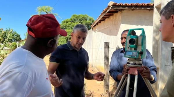 Prefeito Interino Arnaldo Azevedo anuncia que pela primeira vez na história Guanambi asfaltará estradas na zona rural; Comunidades de Queimadas e Corujas serão beneficiadas.