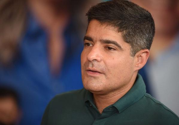 ACM Neto venceria no 1º turno com 55% dos votos, aponta pesquisa.