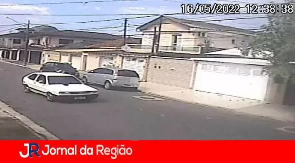 Casal cai em golpe do carro do ovo e paga R$ 1.016 por cartela.