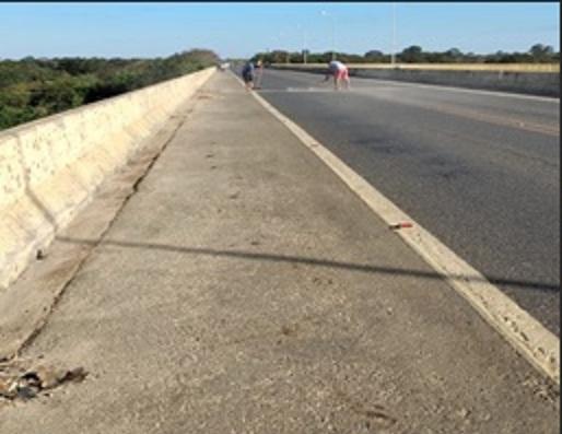 Ciclistas realizam limpeza na ponte Guimarães Rosa.