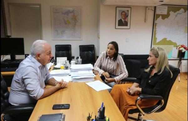 Ivana e Margareth buscam pavimentação asfáltica de diversas ruas de Contendas do Sincorá.
