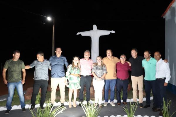Ivana e Roberval entregam praça em Dom Basílio.