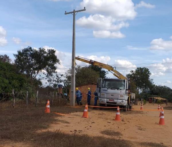 Ivana e Valtécio levam energia elétrica para comunidade de Formosa II em Caetité.