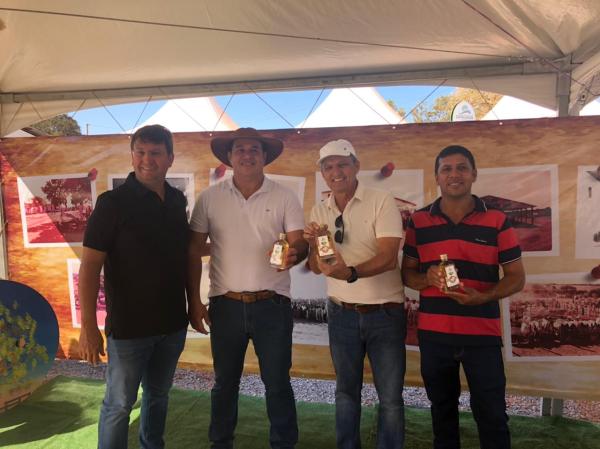 Deputado Charles Fernandes participa de Exposição Agrocomercial em Cocos.