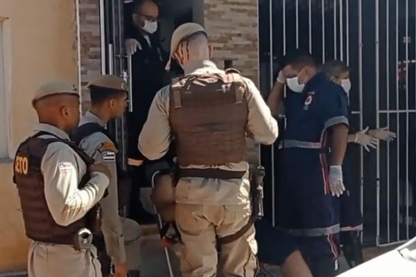 Pai acusa PM de agredir e atirar em filho esquizofrênico em Guanambi.