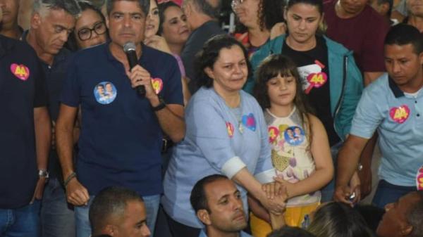 ACM Neto relembra legado do avô em grande evento no interior.