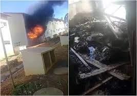 Casa é destruída em Caetité por incêndio após criança colocar fogo acidentalmente.