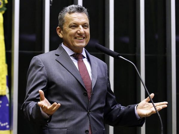 Charles Fernandes registra candidatura à reeleição para o cargo de deputado federal.