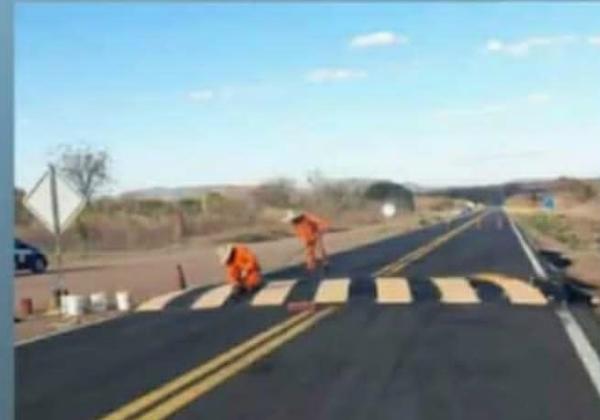 Dnit instala redutores de velocidade na BR-030 em Rancho das Mães.