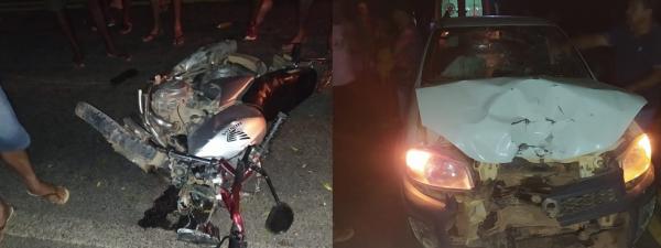 Jovem em alta velocidade empina moto e atinge carro.