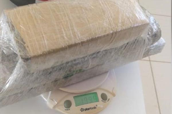 Polícia apreende dois quilos de maconha em ônibus na BA-156 em Caetité.