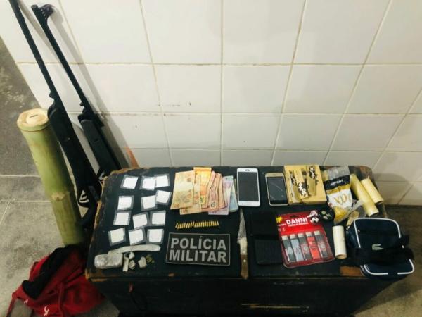Polícia prende pai e apreende filho menor com drogas e armas em Sebastião Laranjeiras.